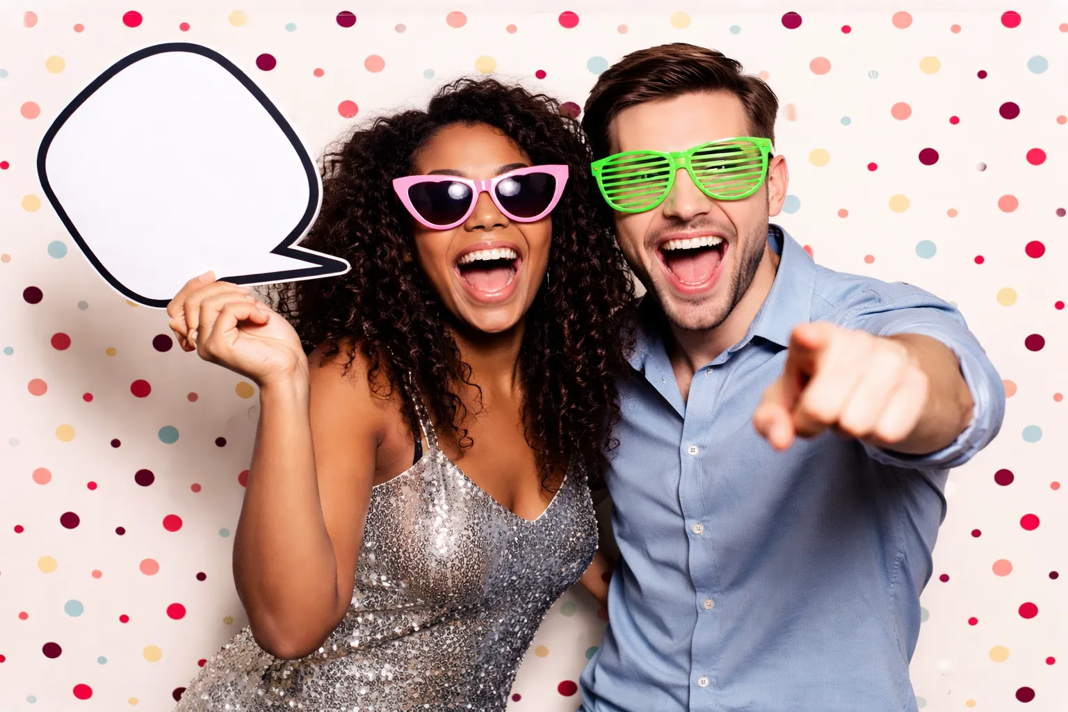 ls-evenements-location-photobooth Animation photobooth avec accessoires et invités posant devant un fond festif