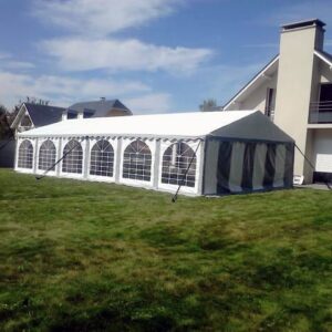 Chapiteau de réception de 12 x 6 mètres monté devant une maison