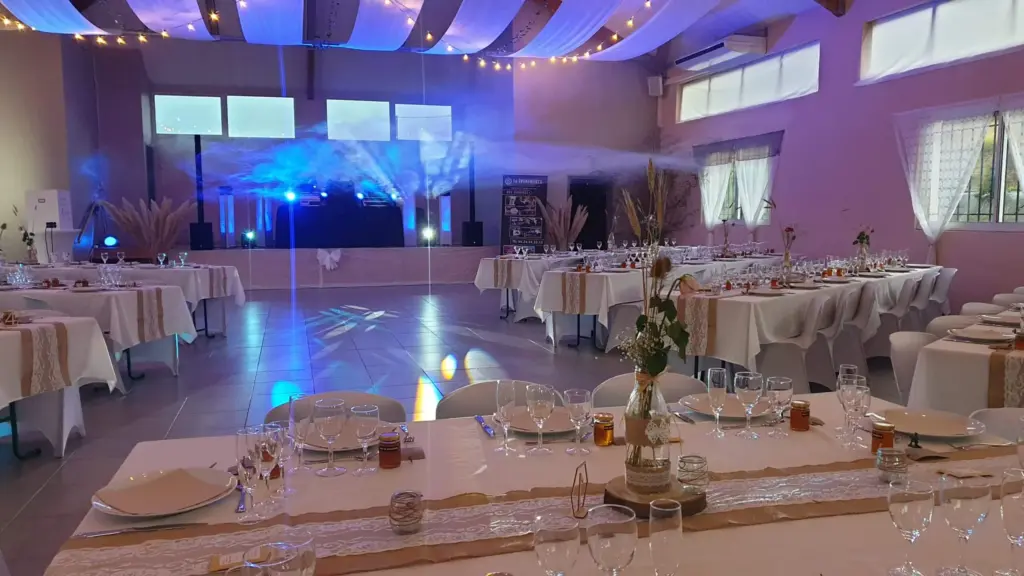 animation-dj-ls-evenements-mariage-salle-fetes Salle de fête élégante avec décorations.