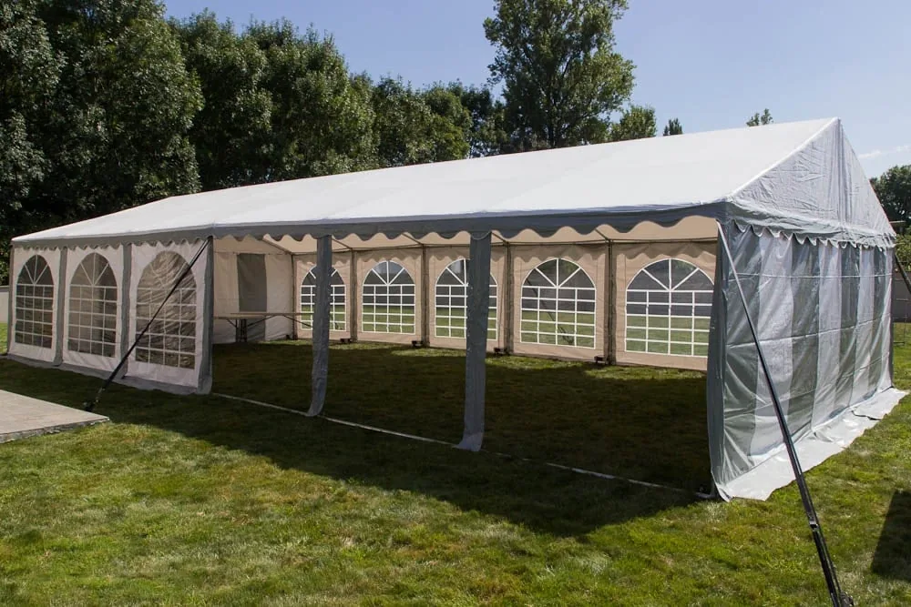 Chapiteau 12×6 m vu de profil avec ses fenêtres cintrées