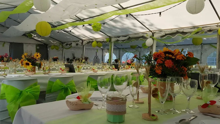 Intérieur aménagé d’un chapiteau 12×6 m dressé pour une réception de mariage
