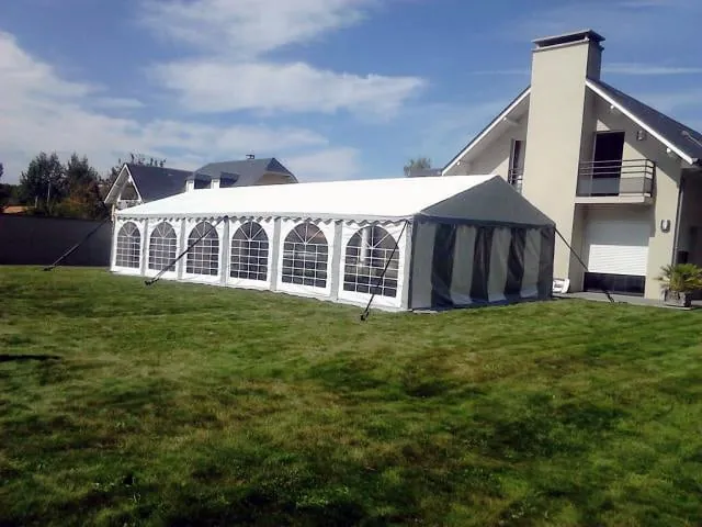 Chapiteau 12×6 m installé dans un jardin pour une réception