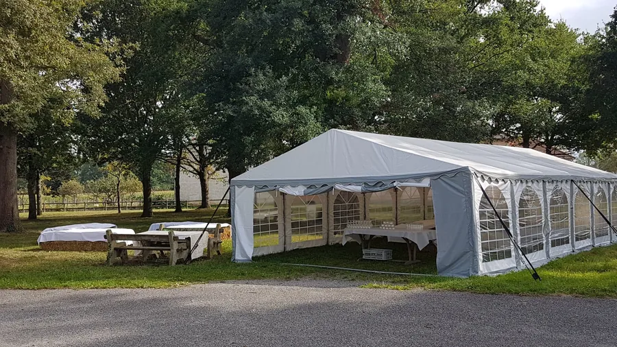 Chapiteau 12×6 m monté dans un parc pour une réception