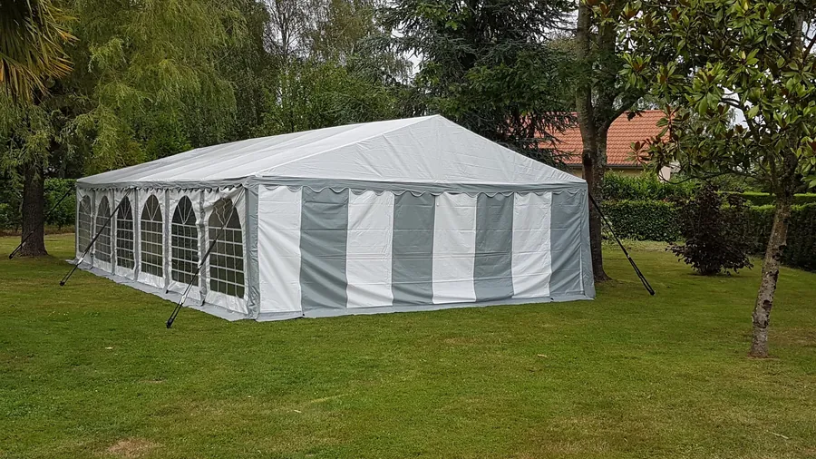 Chapiteau 12×6 m aux parois latérales fermées, à l’abri de la pluie