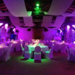 Salle de réception éclairée par des projecteurs LED de couleur