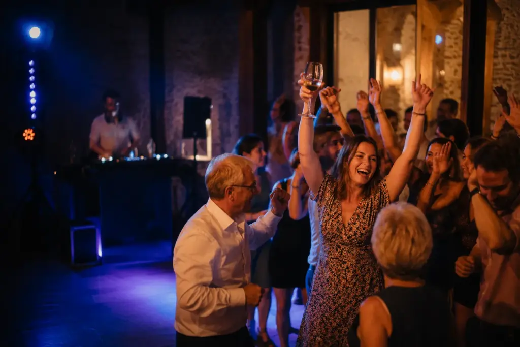 dj-anniversaire-tarbes-ls-evenements DJ anniversaire à Tarbes animant la piste de danse