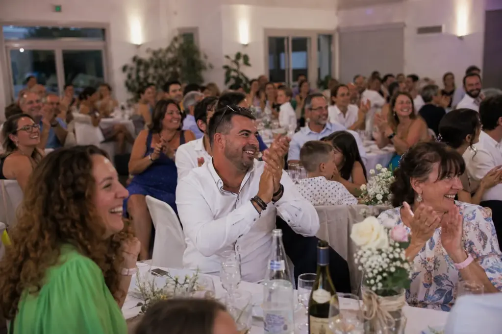 Invités souriants pendant l’animation d’un baptême en salle