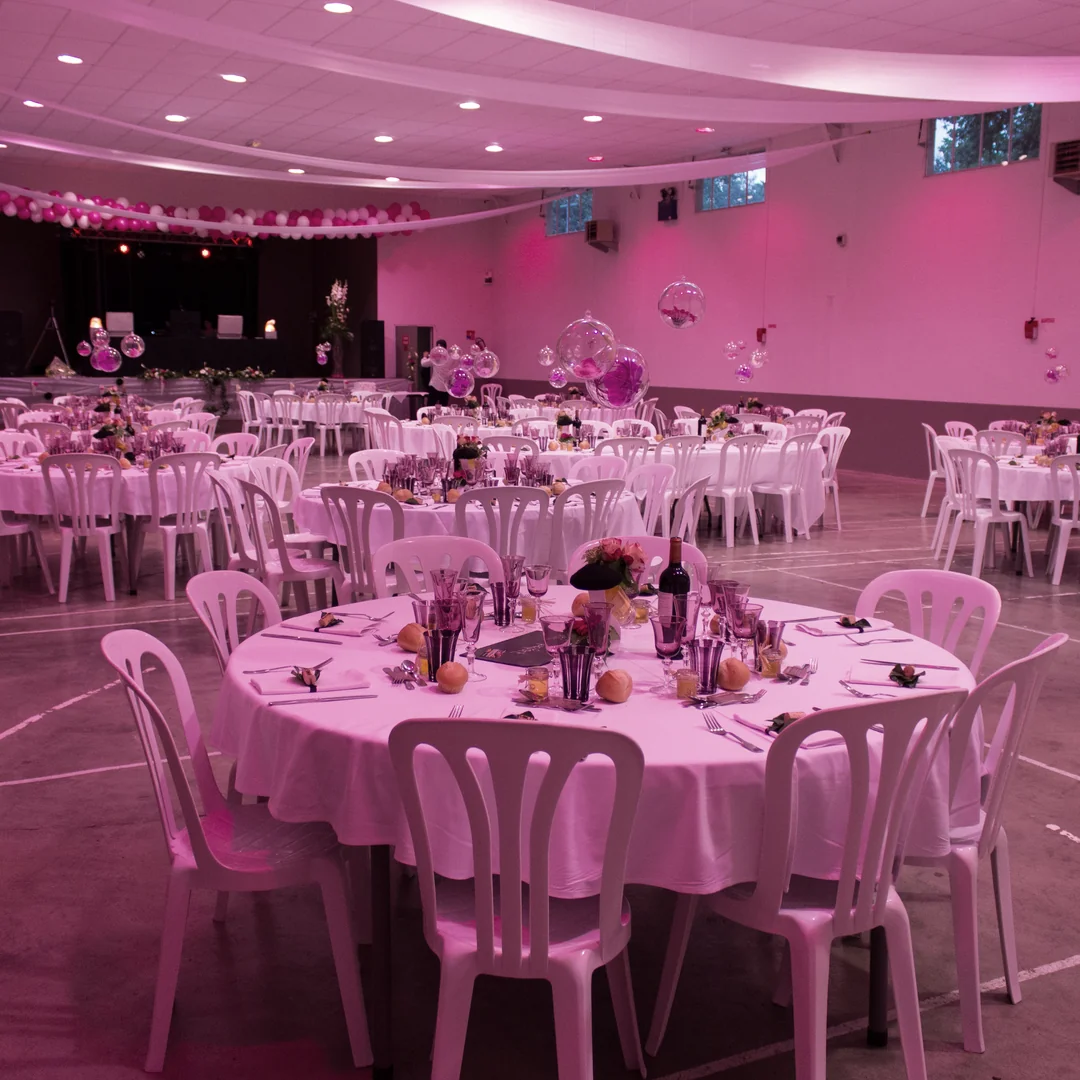 Salle de mariage mise en lumière par un éclairage LED d’ambiance