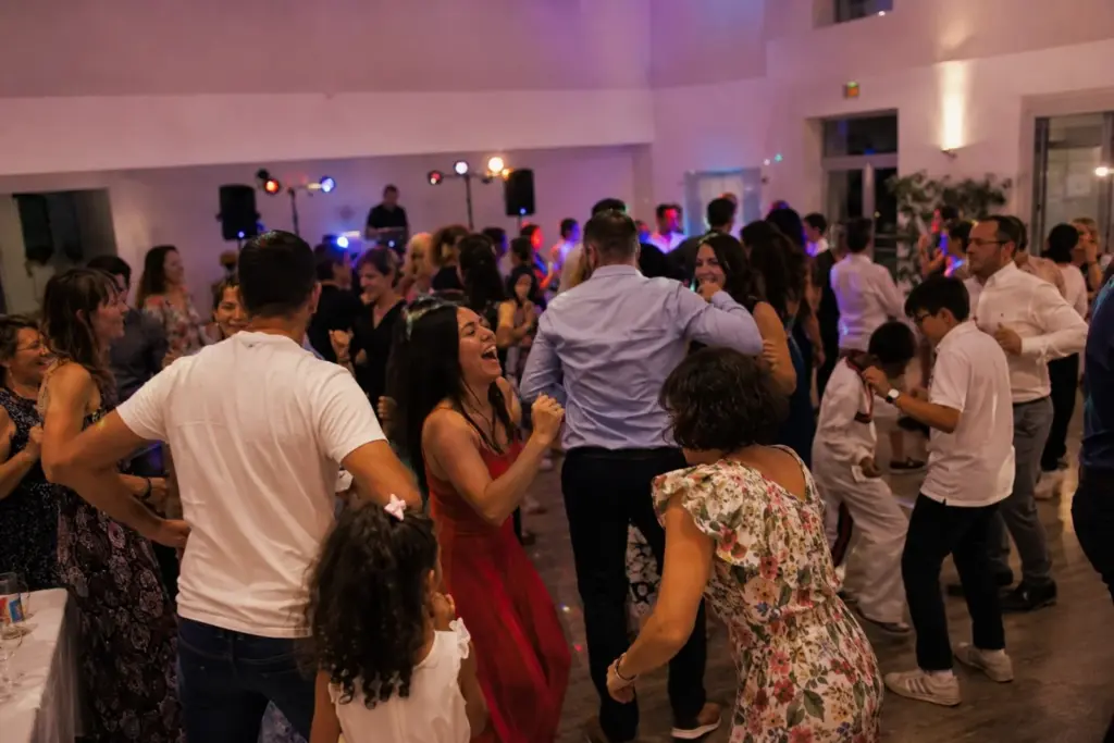 Piste de danse animée par un DJ lors d’un baptême à Tarbes