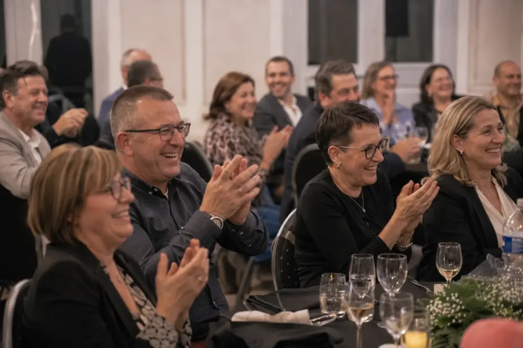 Invités souriants pendant l’animation d’un baptême en salle