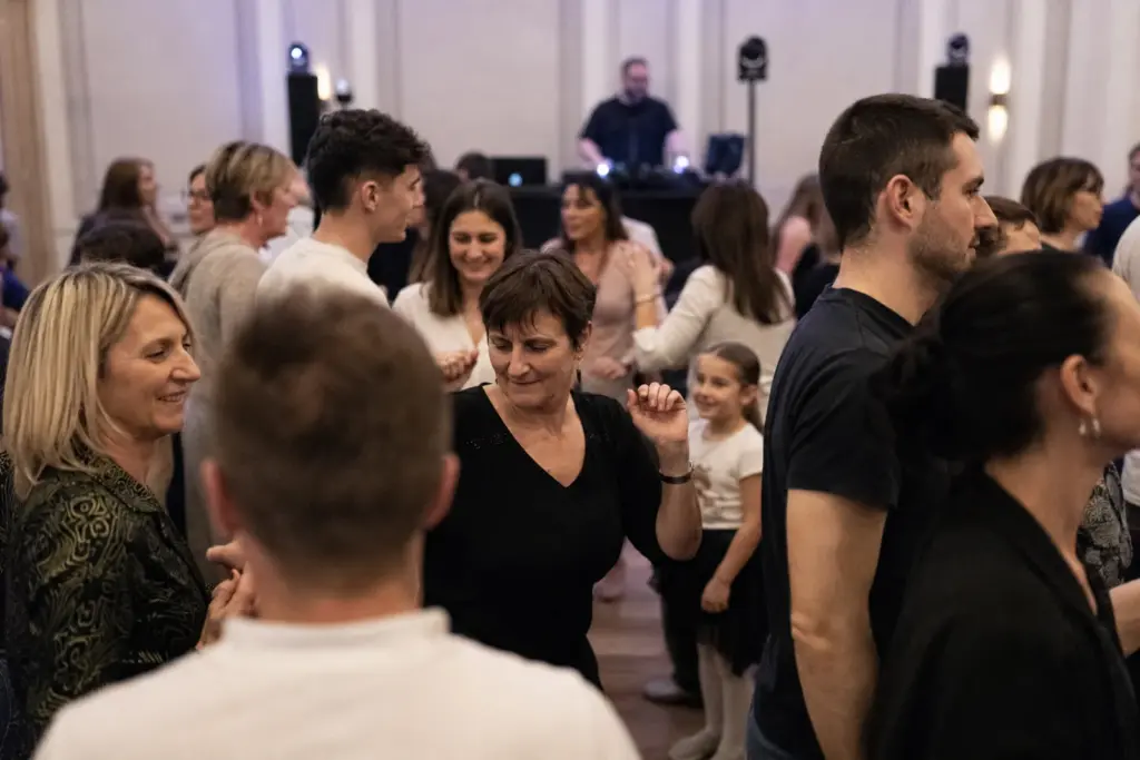 Piste de danse animée par un DJ lors d’un baptême à Tarbes