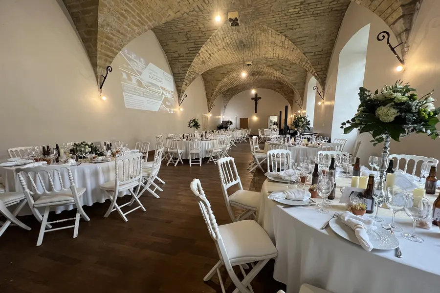 Salle voûtée de l’Abbaye de Saint-Pé-de-Bigorre dressée pour un dîner de mariage
