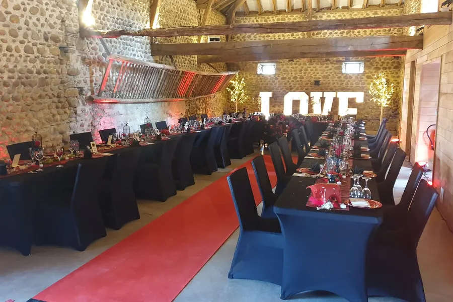 Salle en pierre et poutres du Belvédère du Domaine à Tournay dressée pour un mariage, avec lettres géantes LOVE