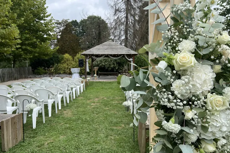 Allée de cérémonie laïque et kiosque du Domaine Le Vieux Moulin à Bosdarros, préparés pour un mariage