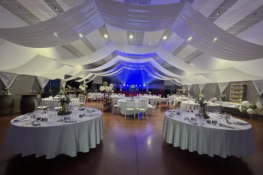 Salle des fêtes d’Arrens-Marsous décorée de voilages et mise en lumière pour un mariage dans le Val d’Azun