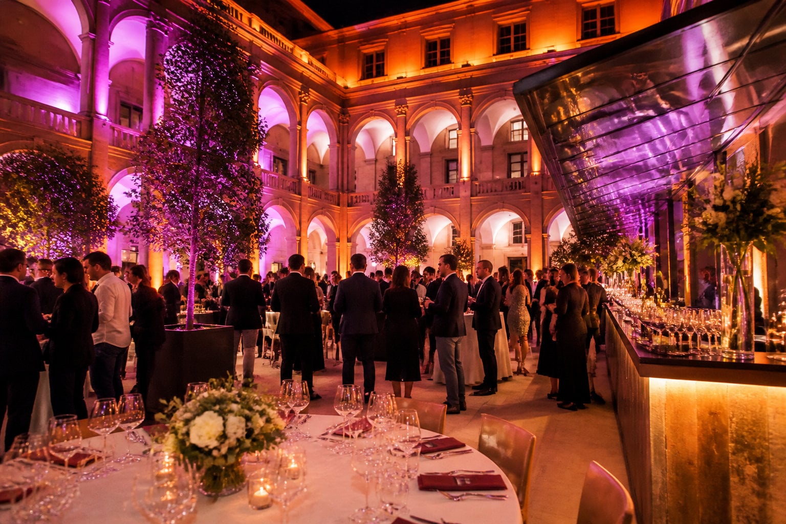 Soirée de mariage éclairée animée par un DJ professionnel