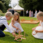 Enfants jouant à un jeu en bois sur la pelouse pendant une réception de mariage