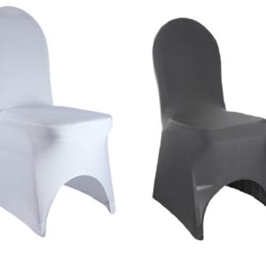 Housses de chaises blanches et noires sur des chaises de réception