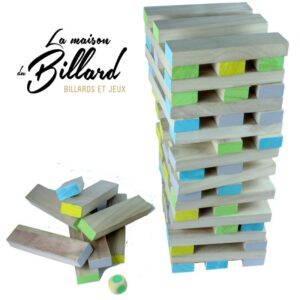 Tour de Jenga géant en bois en cours de partie
