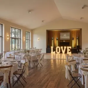 Lettres géantes lumineuses LOVE dans une salle de réception de mariage