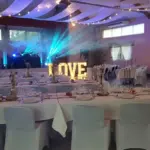 Lettres géantes LOVE lumineuses installées pour une soirée de mariage