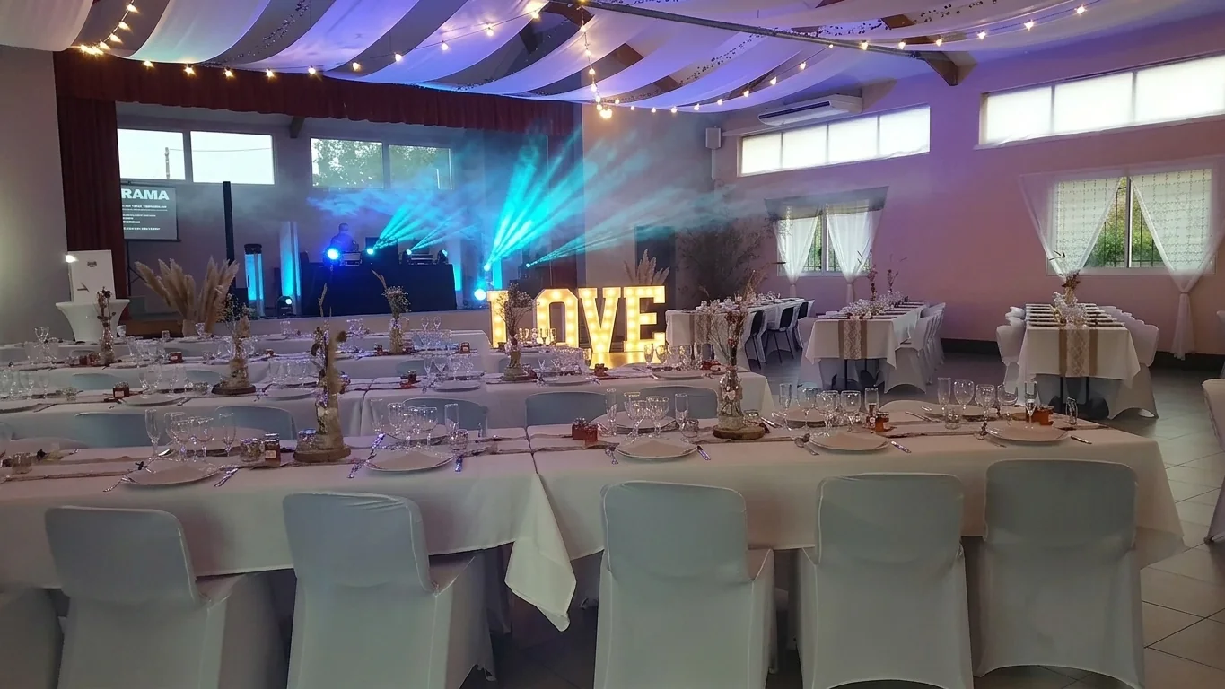 Lettres géantes lumineuses LOVE lors d’une soirée de mariage