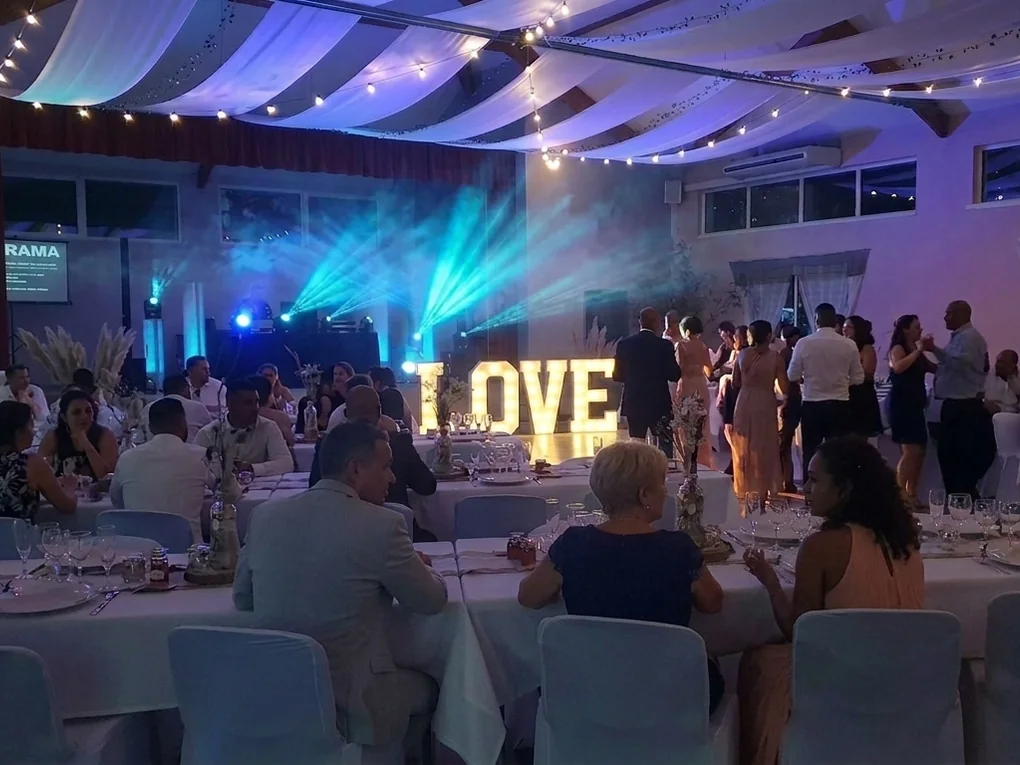 Lettres LOVE éclairées pendant la soirée dansante d’un mariage