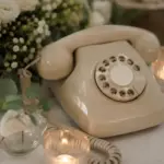 Combiné téléphonique rétro du Livre d’Or Audio posé sur une table de mariage