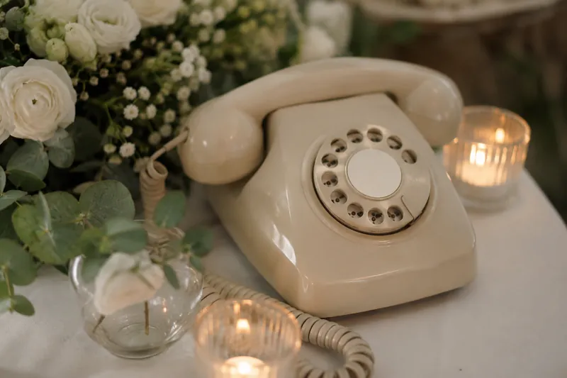 Combiné rétro du livre d’or audio posé près d’un bouquet lors d’un mariage