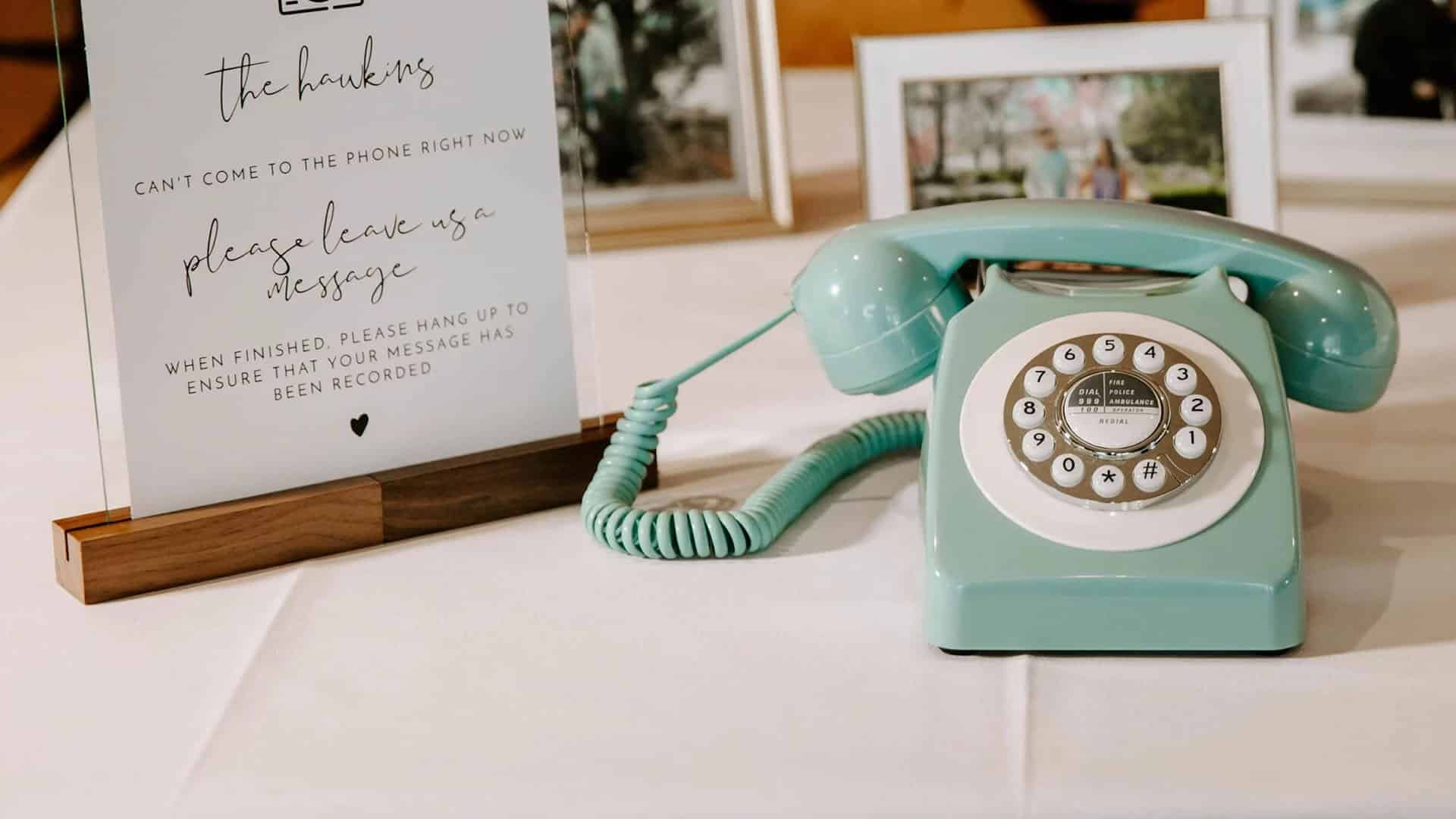 Livre d'or audio bleu sur une table