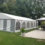 Chapiteau de réception 12x6 m installé dans un jardin des Hautes-Pyrénées