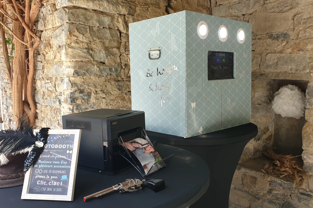 Borne photobooth autonome avec imprimante et accessoires lors d’un événement à Tarbes