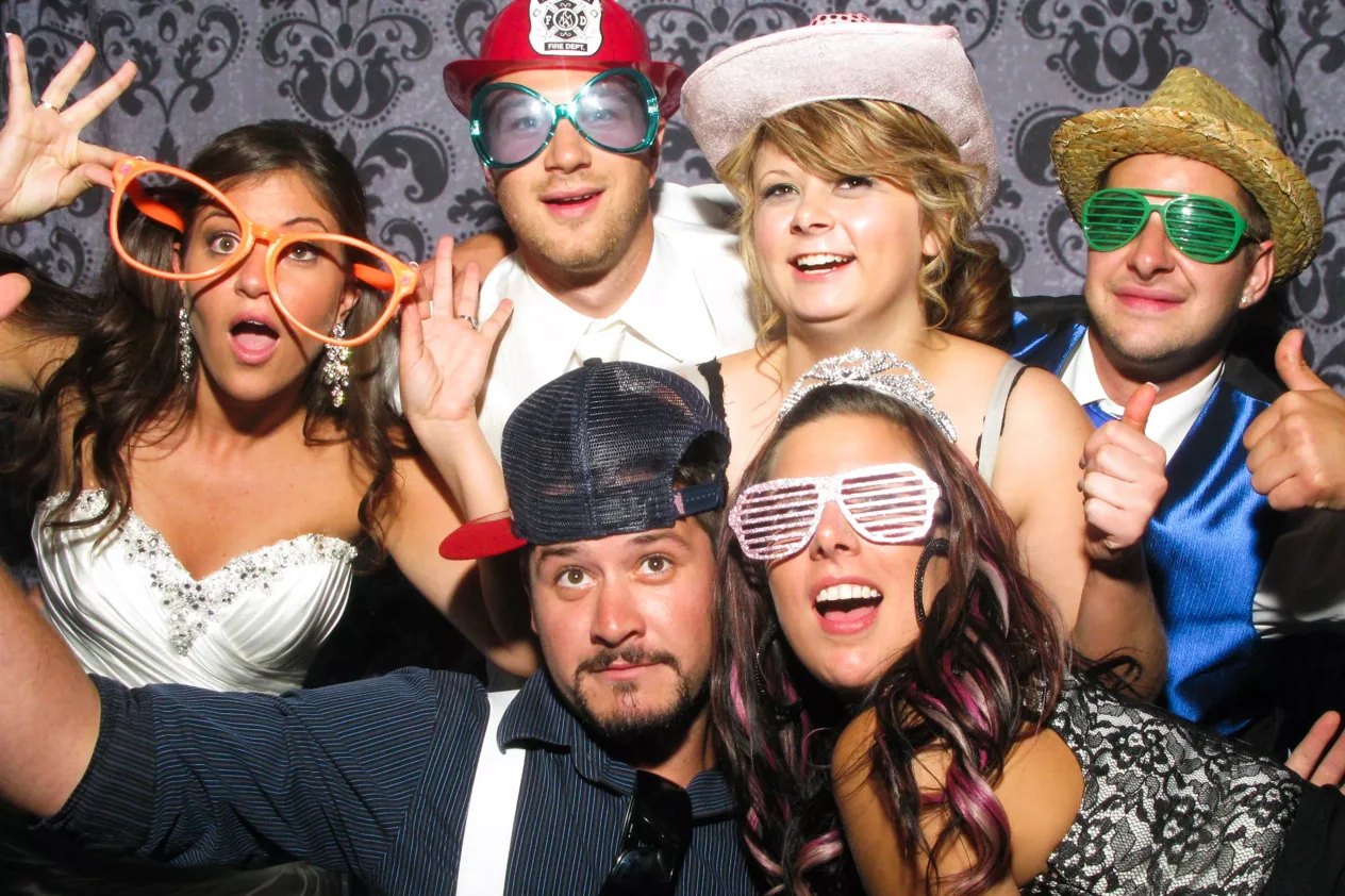 Groupe d’amis au photobooth lors d’une soirée à Tarbes