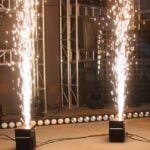 Machine à étincelles froides en fonctionnement lors d’une soirée