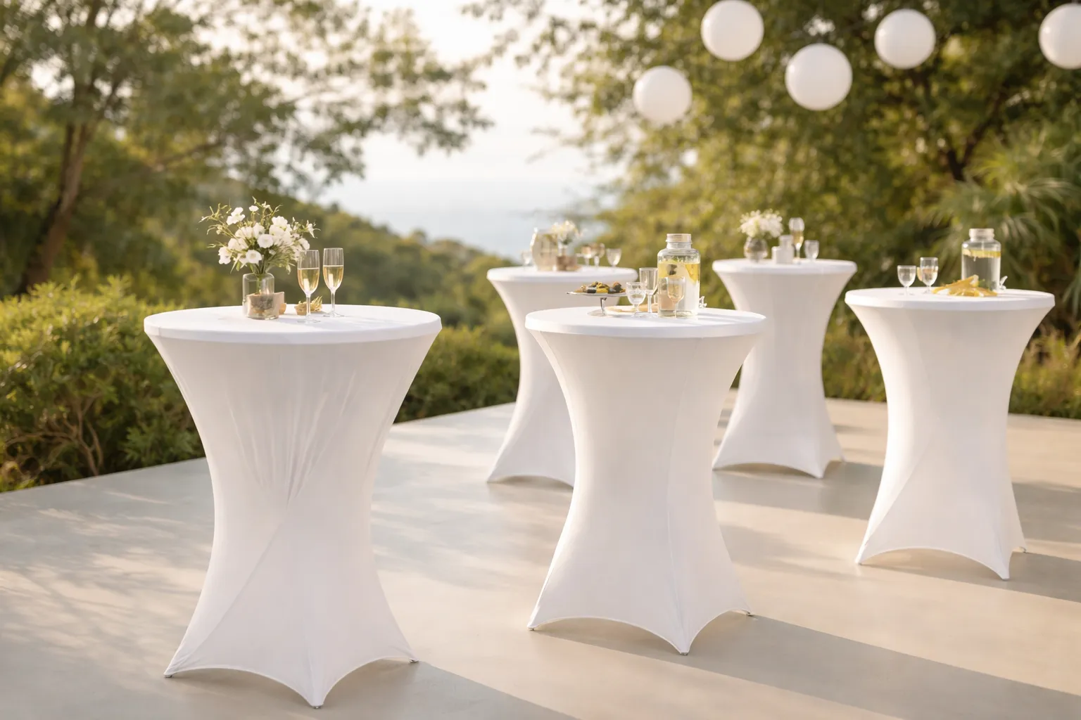Cocktail de mariage en extérieur sur une terrasse décorée